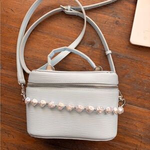 Elegant White Handbag with Pearl Accent